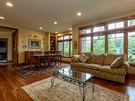 5th image of 1070 Shady Oaks Dr
