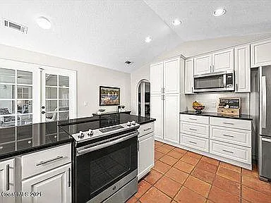 136 10th Ave — Photo 38