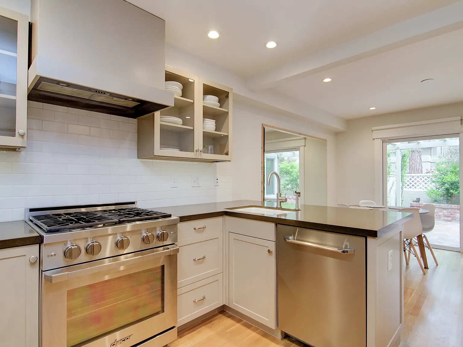 2 bed, 1.5 bath, 1200 sqft, $3,800 — Photo 3