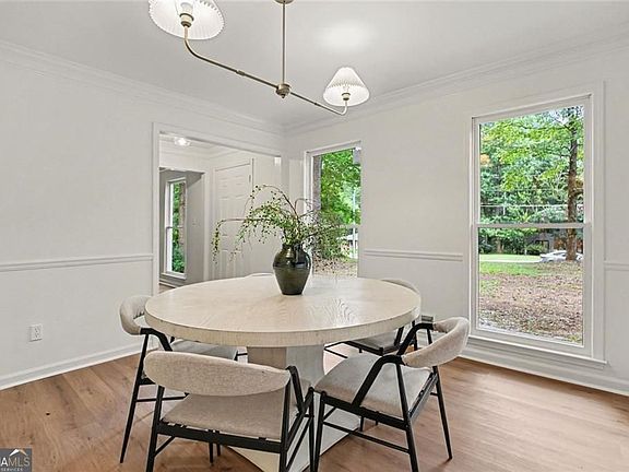 5th image of 120 Marilyn Ct