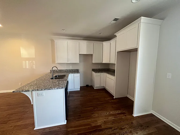 467 Morton Ave #102 — Photo 6