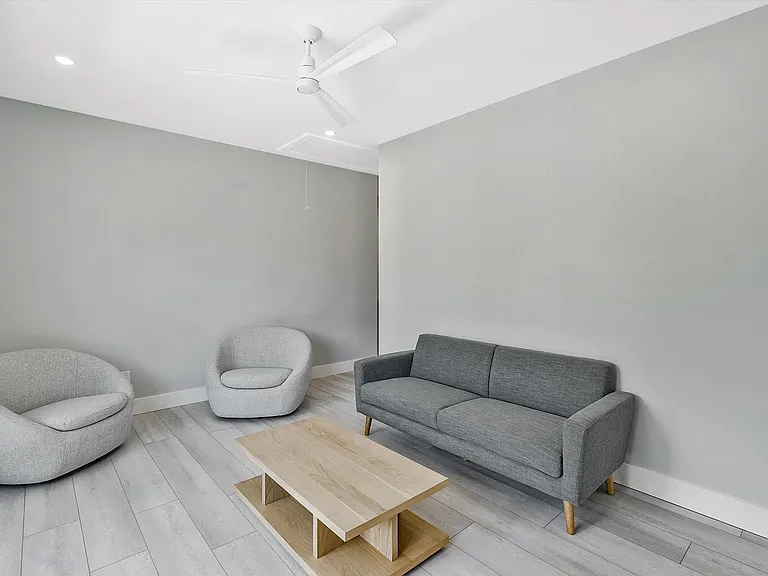 425 Hugh St — Photo 25