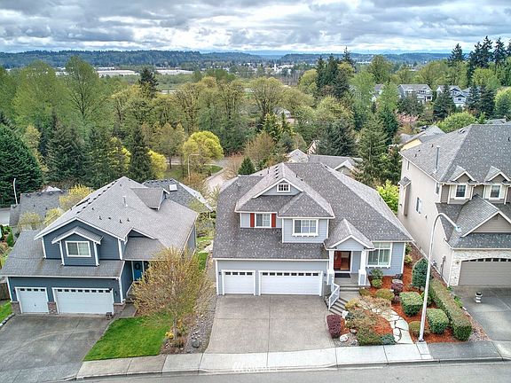 Overlooks valley with view of the Cascades.>