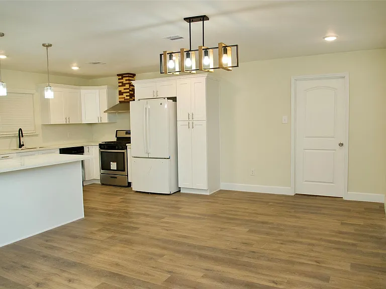 2405 Byron Ave — Photo 5