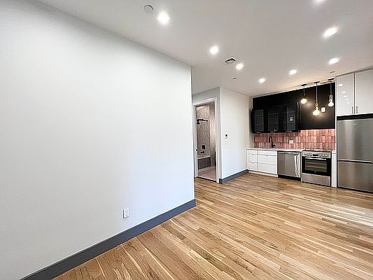 2nd image of 209 Montrose Ave #2D