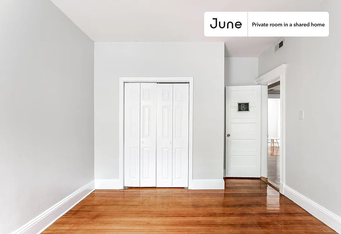 Queen bedroom in 4 bed/2 bath home in Brookline #1286 B — Photo 4