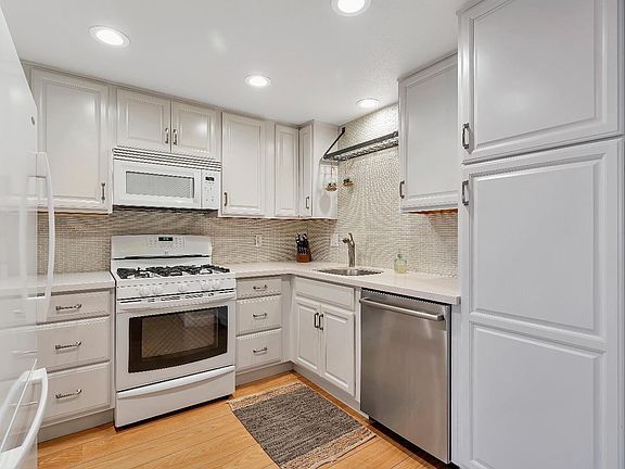5th image of 973 Santa Cruz Way