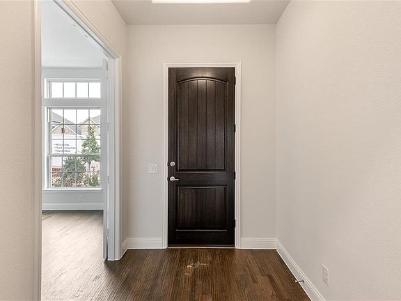 3rd image of 3323 Sequoia Ln