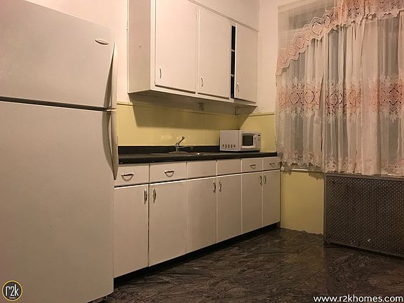4th image of 2541 21st St APT 1R