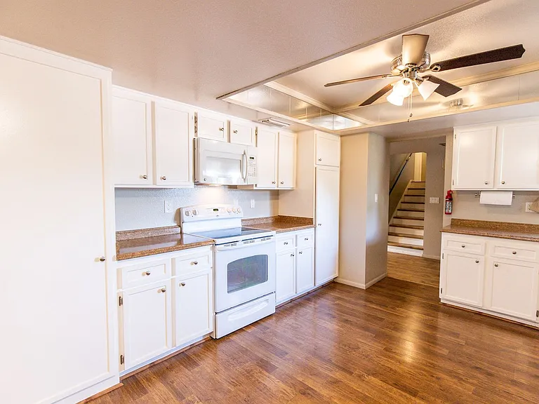 3511 S Alder Dr — Photo 2