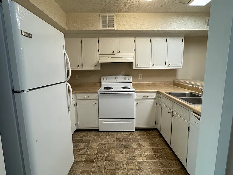 365 W Illinois Ave #10 — Photo 2