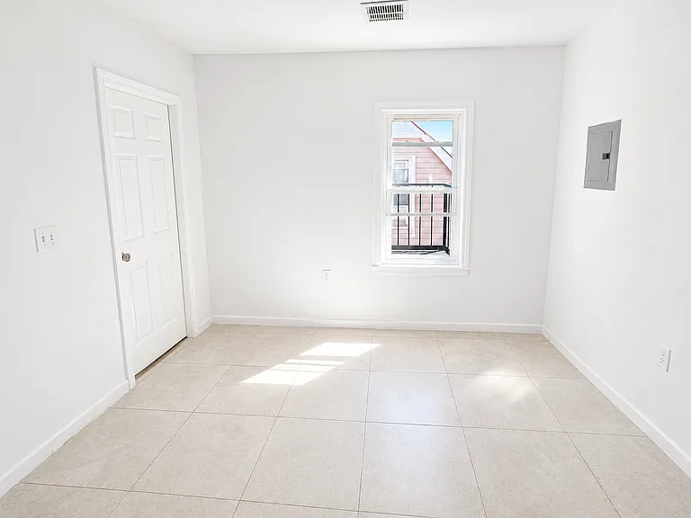 37 Seymour Ave — Photo 14