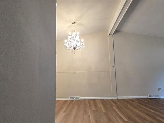 4th image of 13 Floweridge Ln