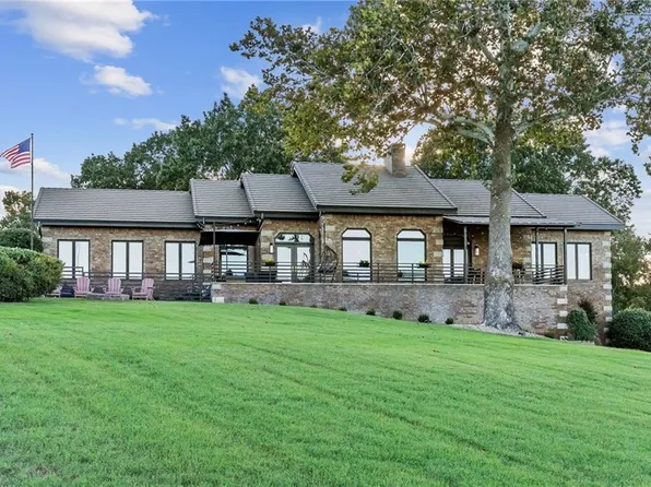 8289 Eagle Crest Dr, Rogers, AR 72756