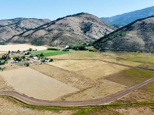 1 Mustang Dr, Grover, WY 83122