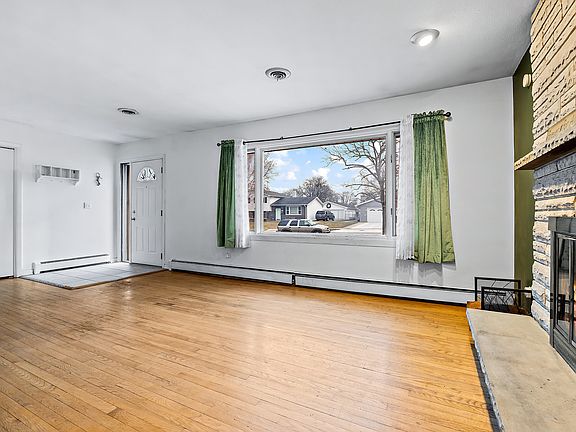 4th image of 2738 Adelaide Ave