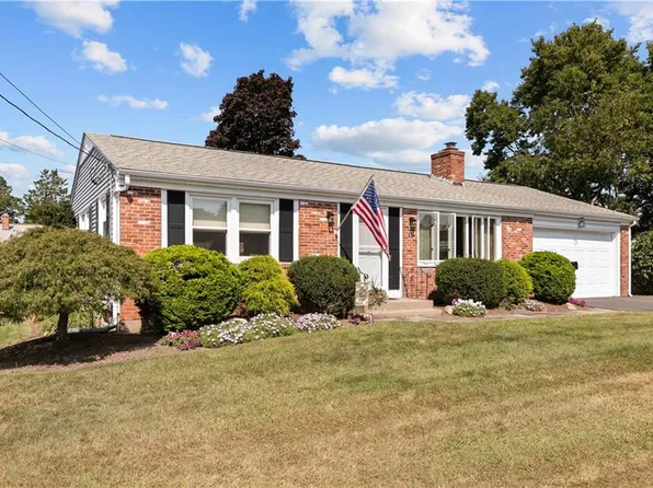 5 Cedarwood Dr, Riverside, RI 02915