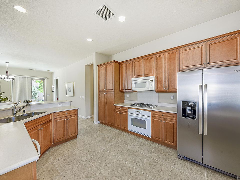 1st image of 81605 Avenida De Baile