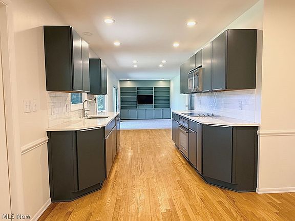 4th image of 3887 Greenmont Dr SE