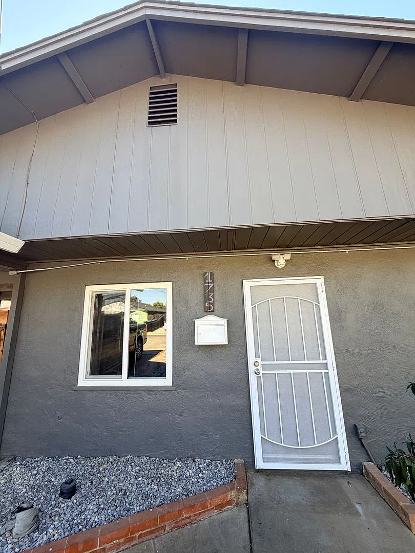 Charming 2 Bedroom Red Bluff Home with Wood Ceilings & SOLAR! — Photo 2