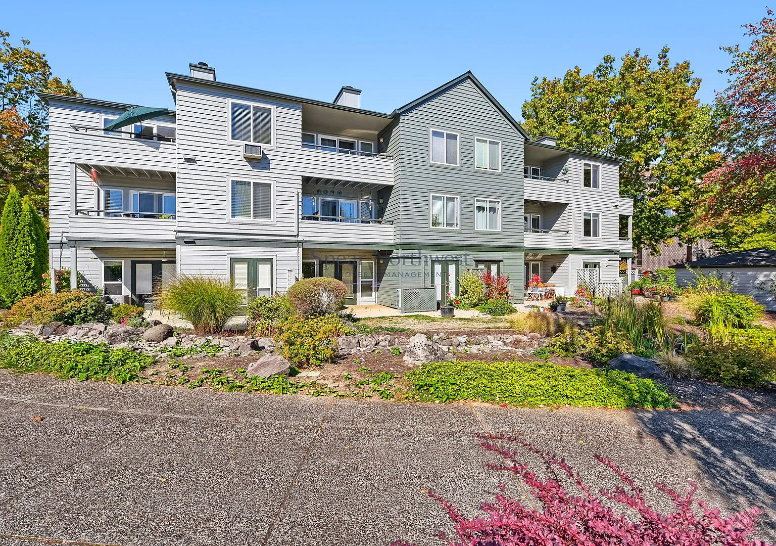 River-View 2BD/2BA End-Unit Condo at Heron Pointe Steps to the Willamette Greenway — Photo 4