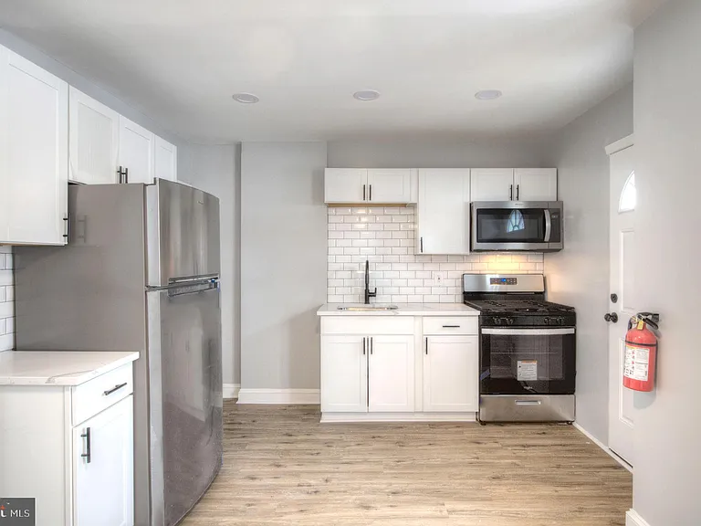1327 Jackson St — Photo 12