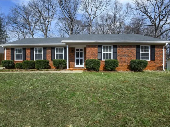 2108 Tarrywood Dr, Greensboro, NC 27455