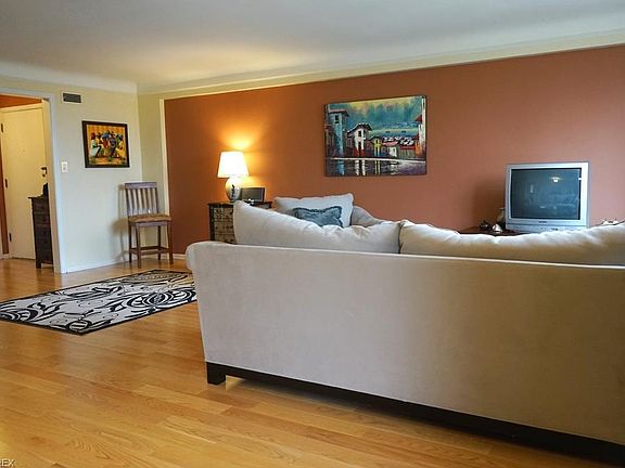 4th image of 19425 Van Aken Blvd APT 406