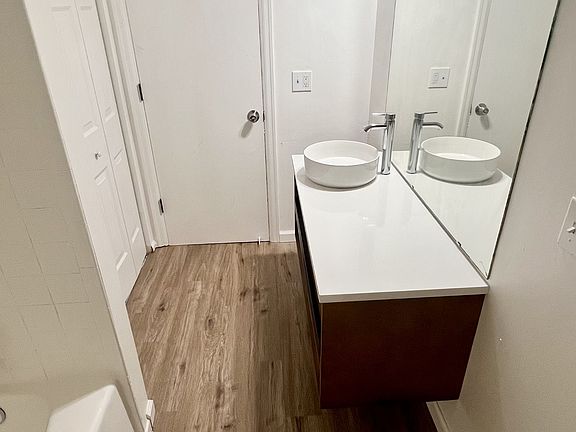 5th image of 5560 Cresthaven Ln APT B