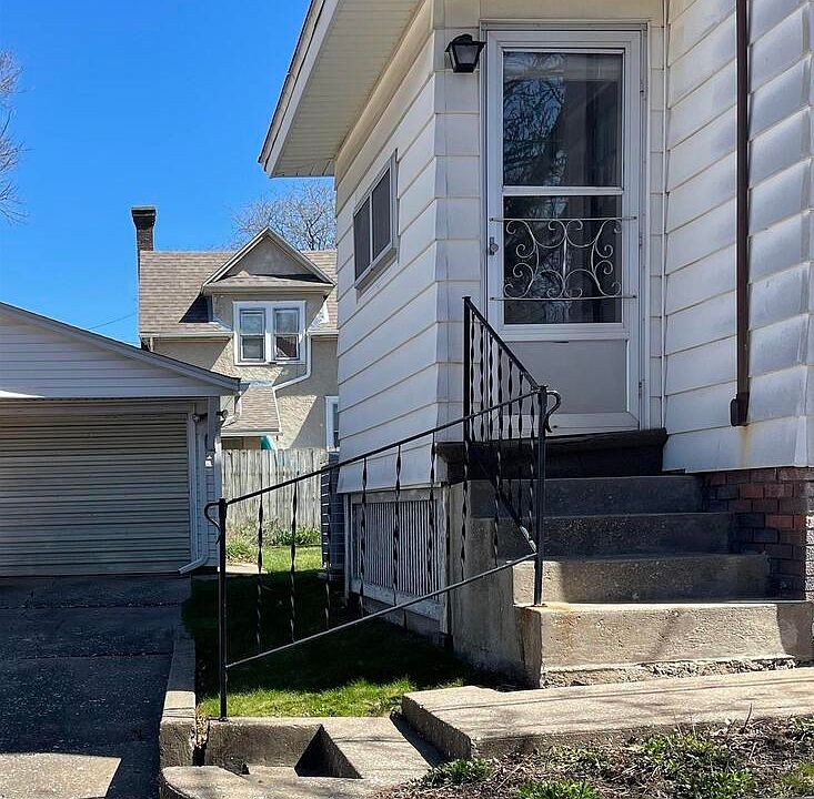 2nd image of 918 E Denison Ave