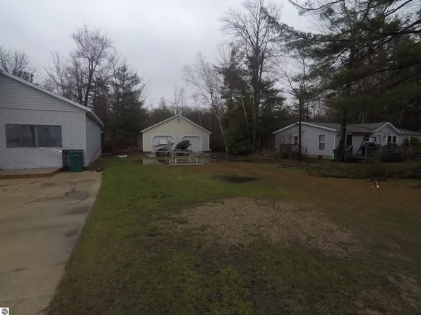 900 E Lake Mitchell Dr, Cadillac, MI 49601