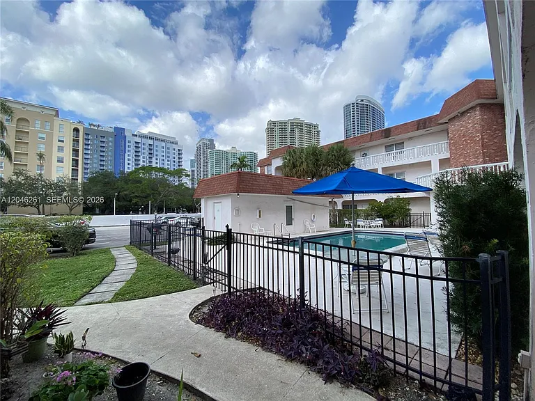 601 SE 5th Ct #208 — Photo 28