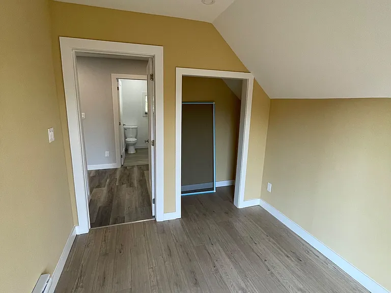 759 Barton St E — Photo 10