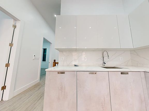 4th image of 205 Irving Ave #1B