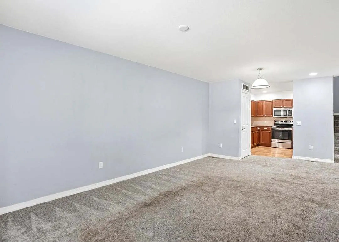 3 bed, 2328 sqft, $2,500 — Photo 3