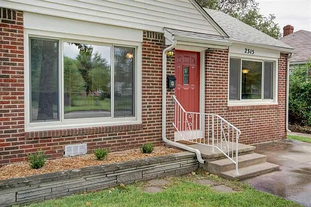 2315 S Palisade Ave — Photo 2