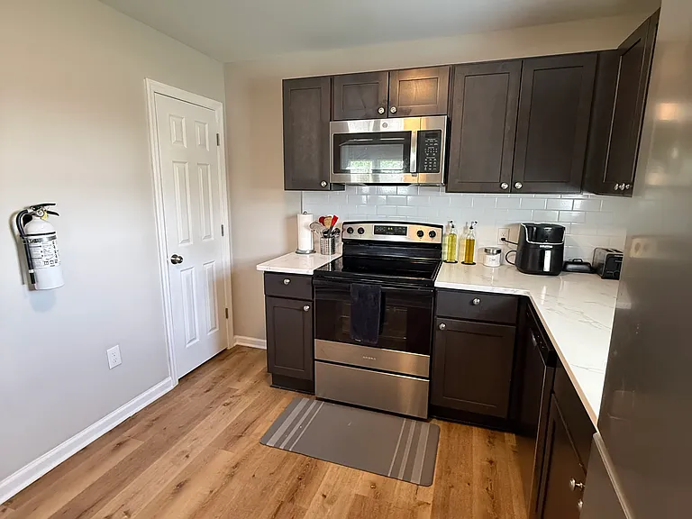 401 State St #B — Photo 10