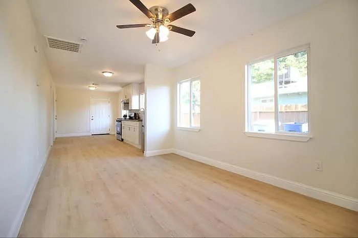1346 N Safford Ave — Photo 2