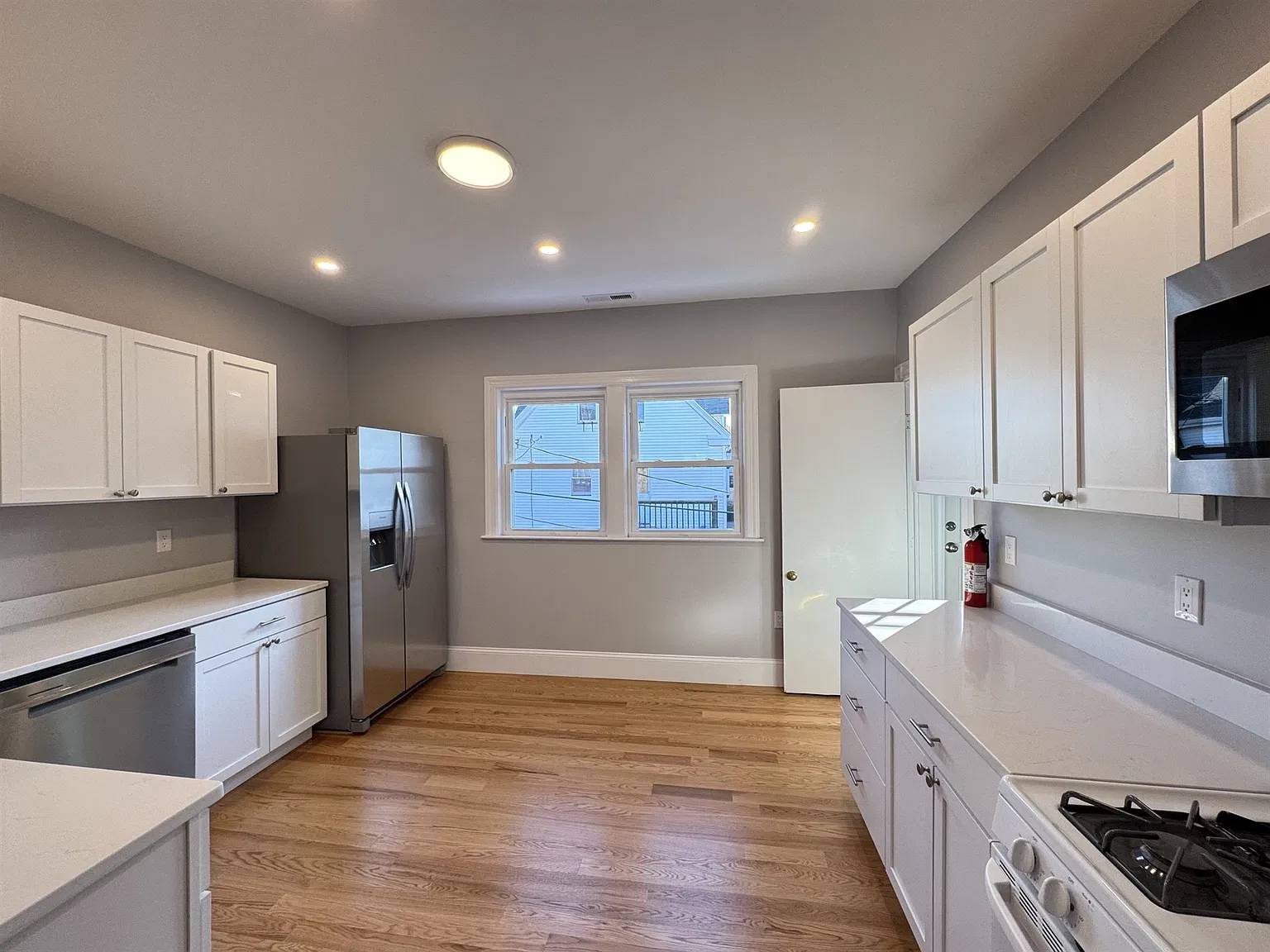 3 bed, 1.5 bath, 1300 sqft, $4,200 — Photo 2