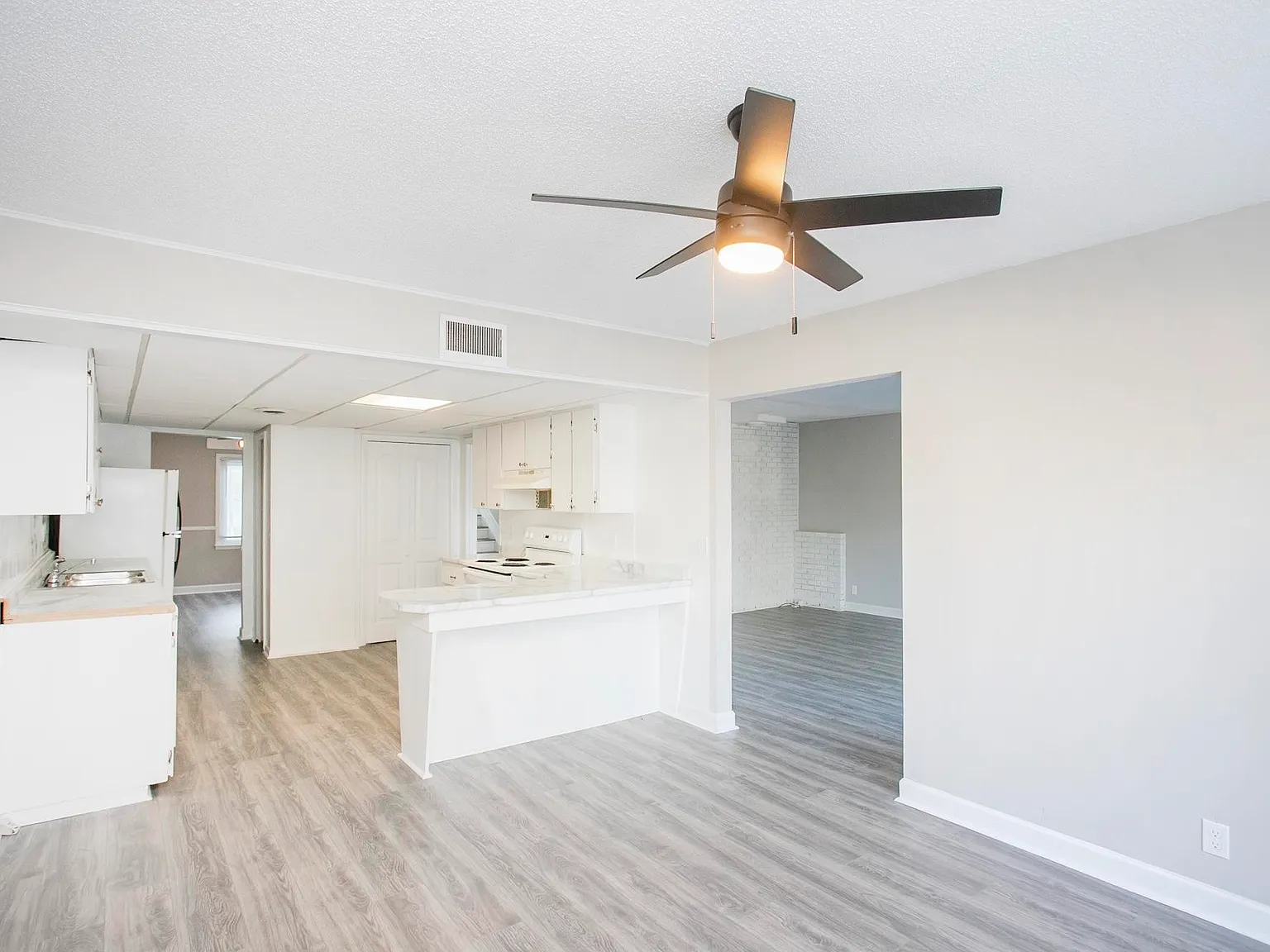 4 bed, 2.5 bath, 1922 sqft, $2,550 — Photo 4