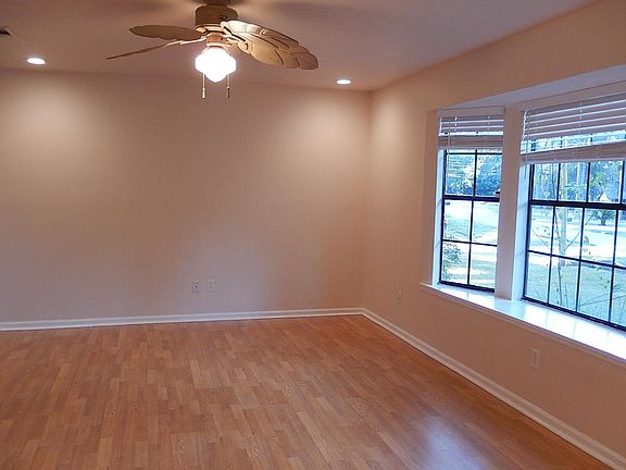 3rd image of 4321 Snoopy Ln