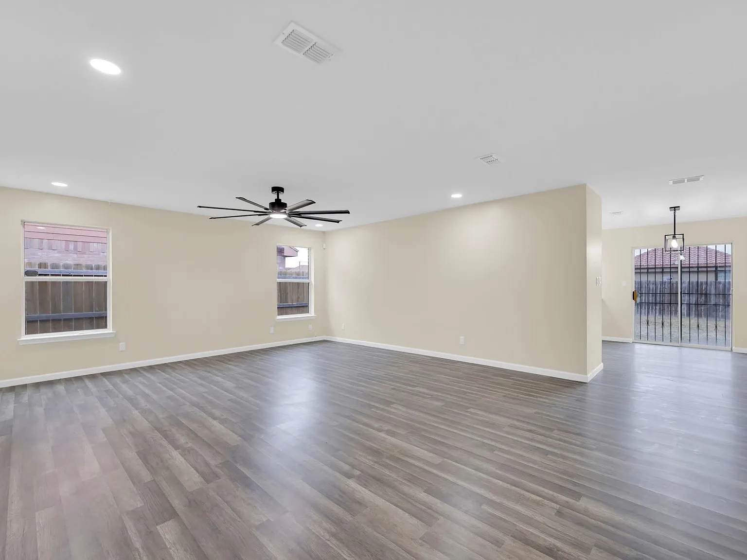 3 bed, 1607 sqft, $1,700 — Photo 2