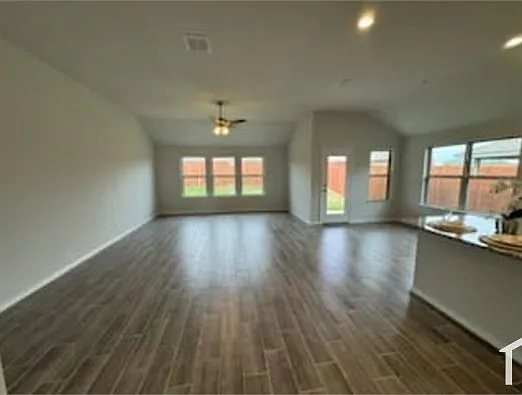 4 bed, 2100 sqft, $3,100 — Photo 3