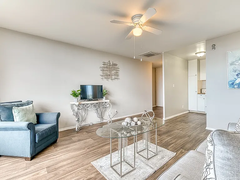 Bay Towers at Bixby Knolls - 55+ Active Adult Apartments — Photo 8