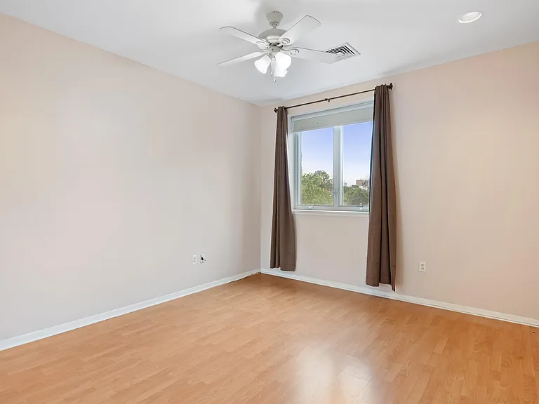 75 Liberty Ave #C32 — Photo 4