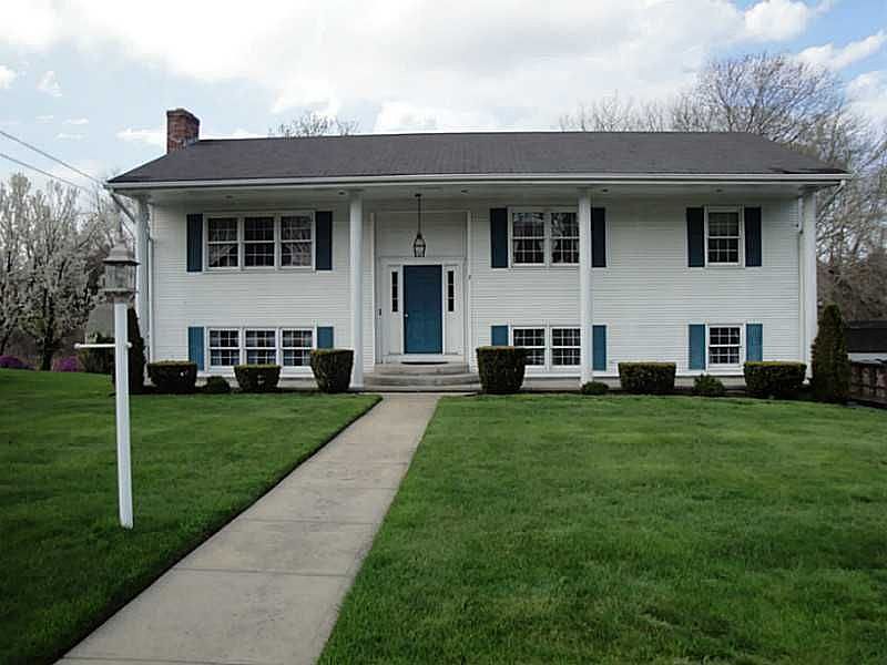 1st image of 9 Carriage Hill Dr