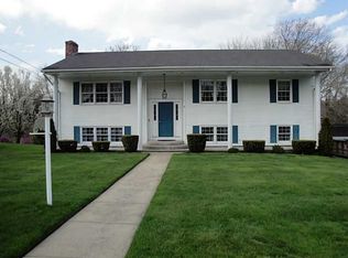 9 Carriage Hill Dr, Warwick, RI 02886