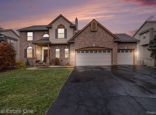 3180 Waldon Ridge Dr, Orion, MI 48359
