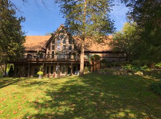 11276 Fairlane Dr, South Lyon, MI