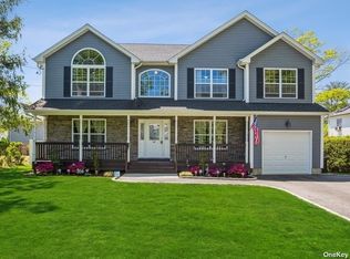 46 Dean St, Islandia, NY 11749